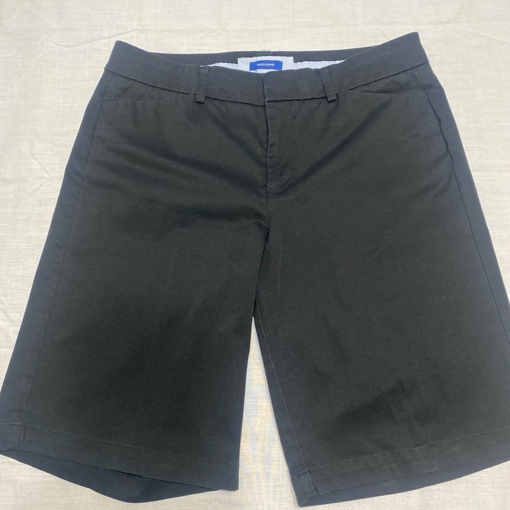Dockers women’s black metro bermuda ideal fit shorts (size 10)